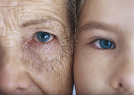 Bilde av en gammel dame med skrukkete hud ved siden av en ung jente