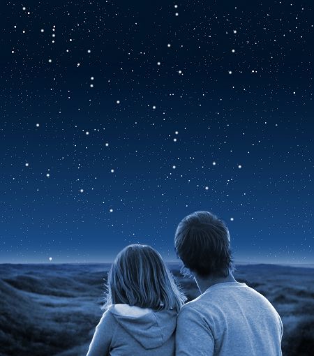 Bilde av en gutt og en jente som studerer stjernehimmelen
