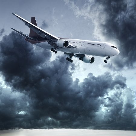Bilde av fly som er ute i truende vær