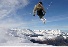 Bilde av gutt som flyr høyt på ski