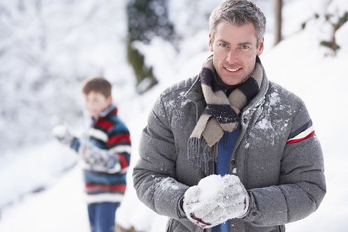 Bilde av en voksen og en gutt. De har hver sin snøball.