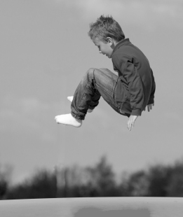 Bilde av gutt som hopper på trampoline.